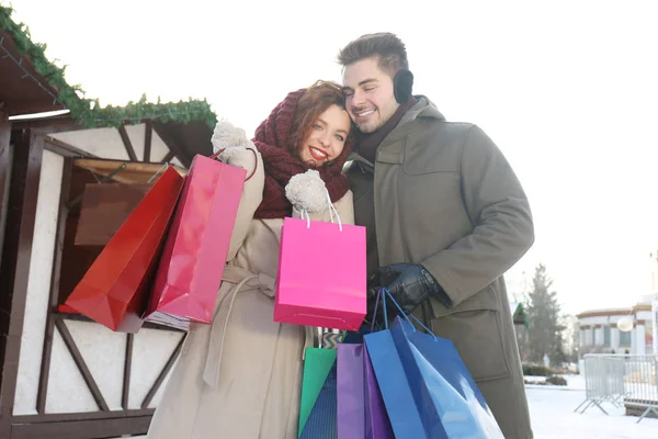 Kvinna och man med shoppingväskor — Stockfoto
