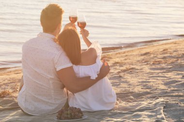 Şarap ile genç Çift