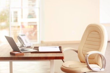 Noter işyeri dizüstü bilgisayar ile