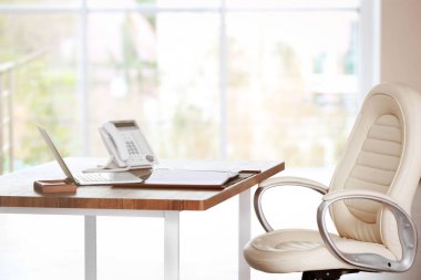 Noter işyeri dizüstü bilgisayar ile