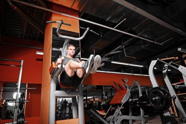 yakışıklı delikanlı spor salonunda eğitim
