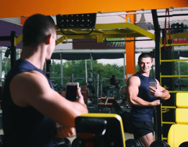 Yakışıklı delikanlı selfie spor salonunda alarak