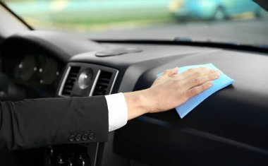 Adam araba Pano, closeup Temizleme