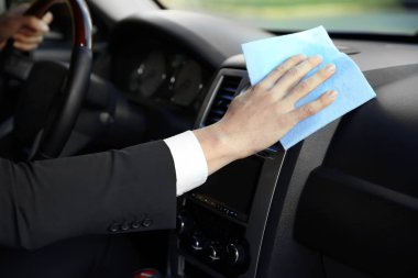 Adam araba Pano, closeup Temizleme