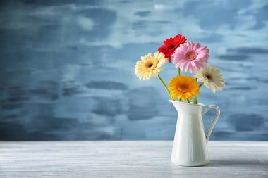 Bir buket güzel çiçek.