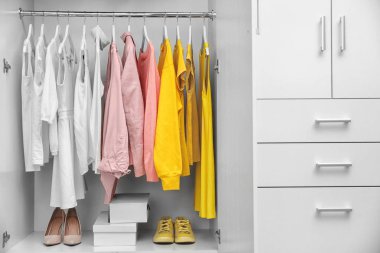 Asılı giysi koleksiyonu