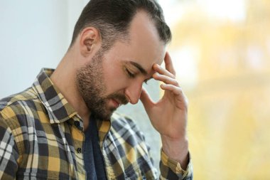 Yakışıklı depresif adam