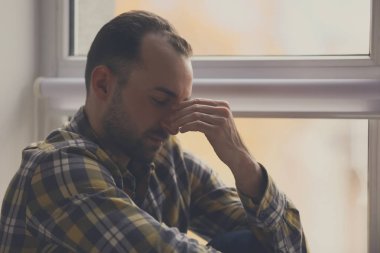 Yakışıklı depresif adam