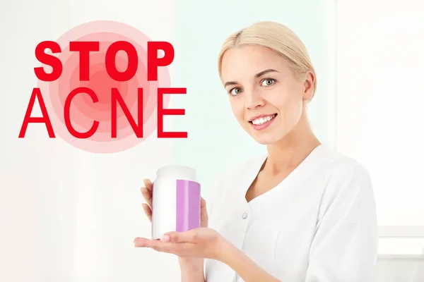 Testo STOP ACNE e donna — Foto Stock