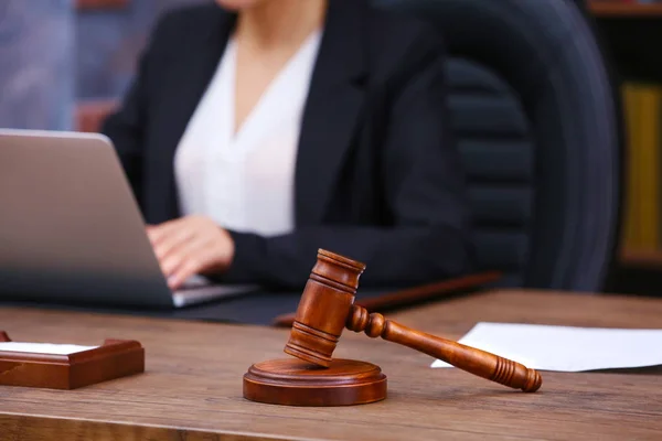 갈색 나무 테이블에 망치와 배경에 여성 변호사, 보기 닫기 — 스톡 사진