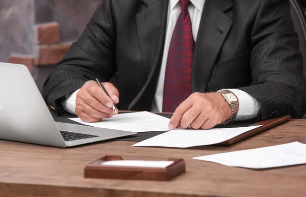 Успешный бизнесмен, работающий с документами в офисе, крупным планом — стоковое фото