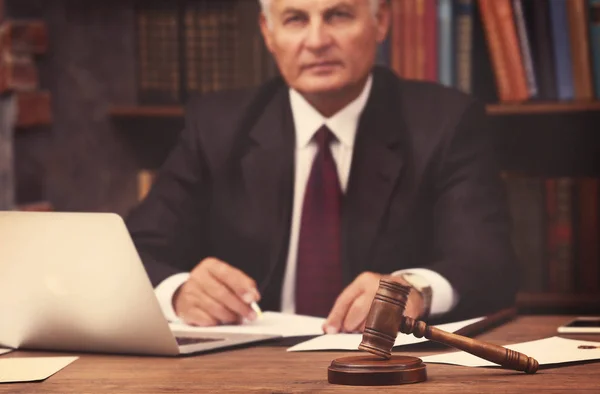 Manliga domare arbetar med dokument i office — Stockfoto