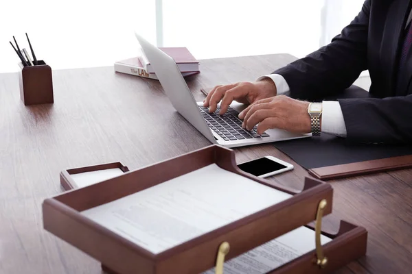 Close-up van mannelijke advocaat werkt met laptop in office, — Stockfoto