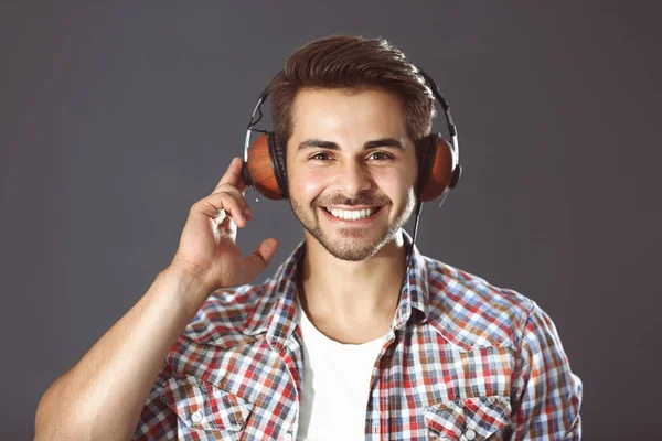 Férfi fülhallgatóval zenét hallgat — Stock Fotó