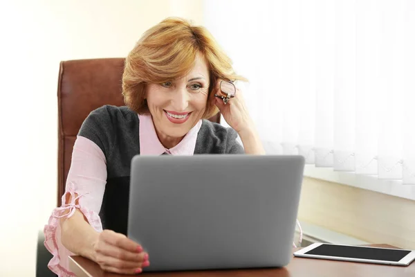Старша бізнес-леді, що працює з ноутбуком — стокове фото