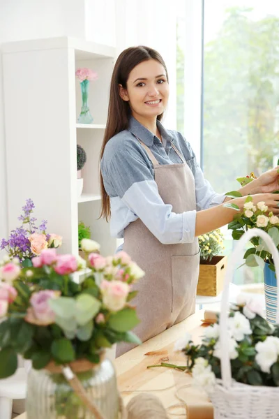 İşyerinde genç ve güzel çiçekçi — Stok fotoğraf