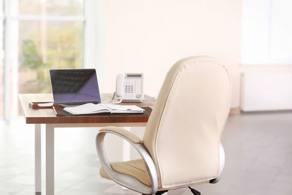 Posto di lavoro notarile con laptop — Foto Stock