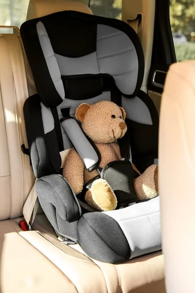 Veiligheid autostoel voor baby met teddybeer — Stockfoto