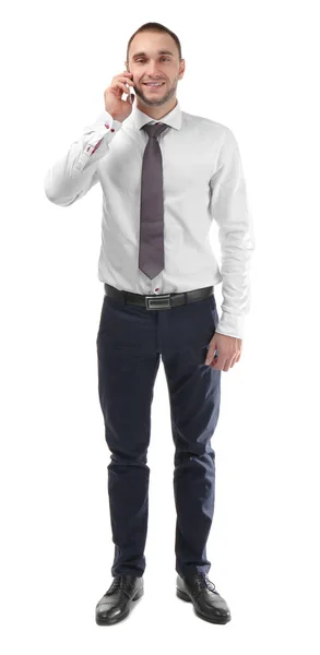 Молодой бизнес-тренер выступает по мобильному телефону на белом фоне — стоковое фото