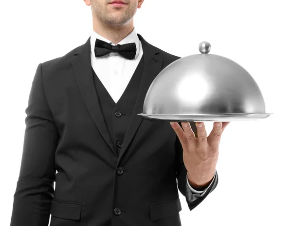 Официант держит металлический поднос с крышкой на белом фоне, закрыть вид — стоковое фото