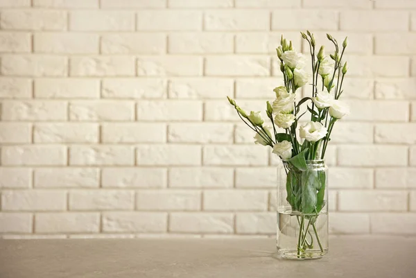 Vaso de vidro com buquê — Fotografia de Stock