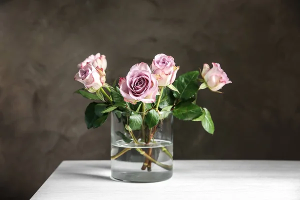 Vaso de vidro com buquê — Fotografia de Stock