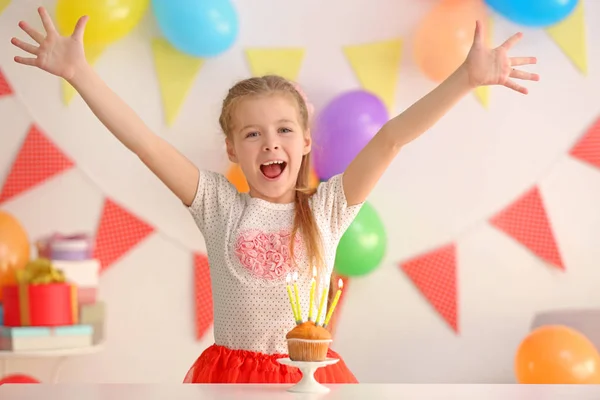 Carina Bambina Con Torta Compleanno — Foto Stock