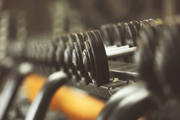 Rack cu gantere în sala de gimnastică, vedere de aproape — Fotografie, imagine de stoc