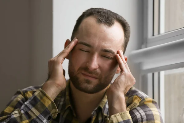 Adam baş ağrısından muzdarip — Stok fotoğraf