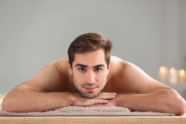 Homem relaxante no salão de spa — Fotografia de Stock