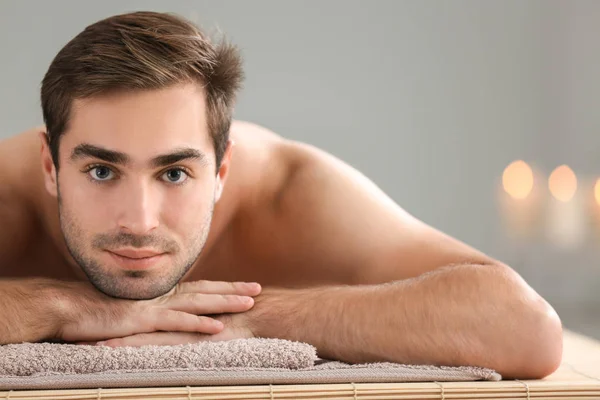 Homem relaxante no salão de spa — Fotografia de Stock
