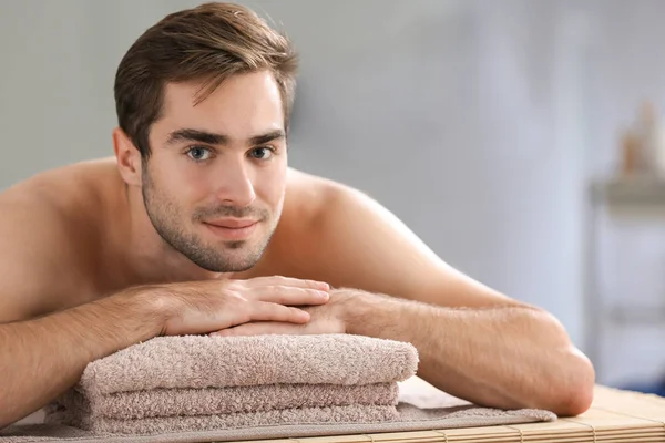 Homem relaxante no salão de spa — Fotografia de Stock