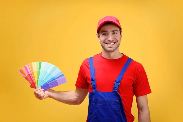 Bonito jovem decorador — Fotografia de Stock