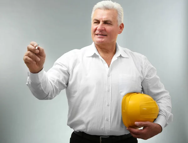 Senior engineer writing something — Stock Photo, Image