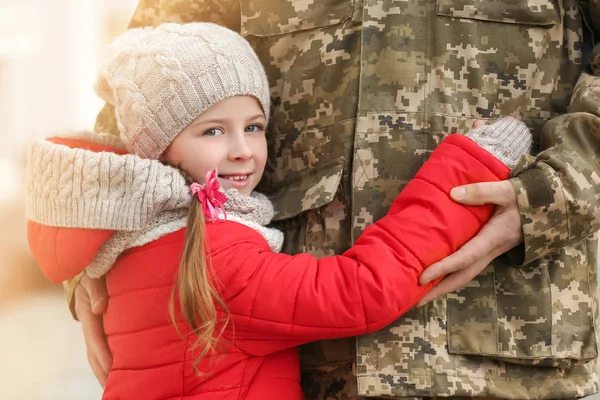 Little Girl Her Father Military Uniform Outdoors — Stock Photo, Image