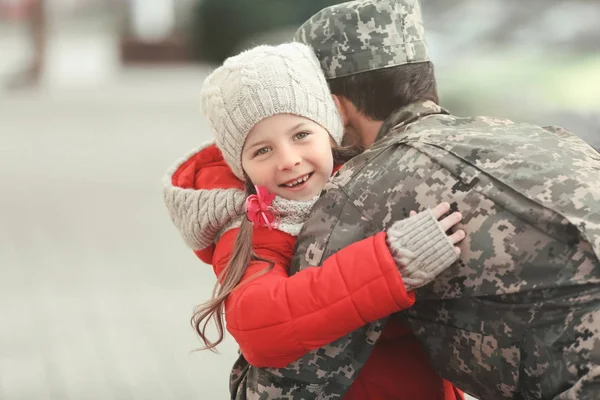 Soldado abraçando filha — Fotografia de Stock