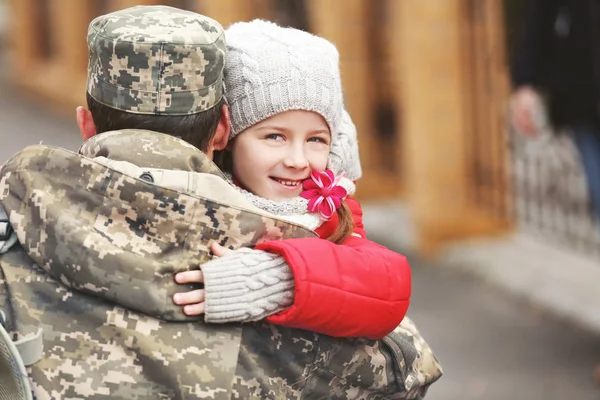 Soldat umarmt Tochter — Stockfoto