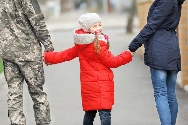 Malá Holčička Chodí Venku Vojenskou Otec Matka — Stock fotografie