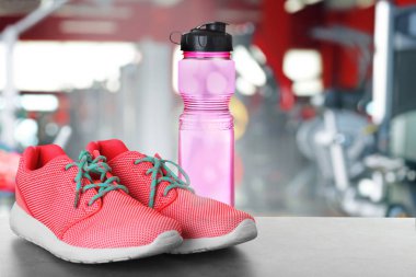 Spor ayakkabı ve şişe