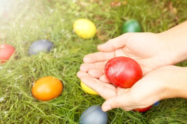 Paskalya yumurtası tutan eller