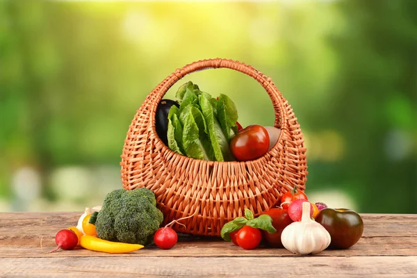 Färska grönsaker på träbord — Stockfoto