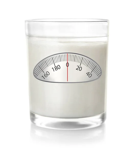 Glas färsk mjölk på vit bakgrund. — Stockfoto