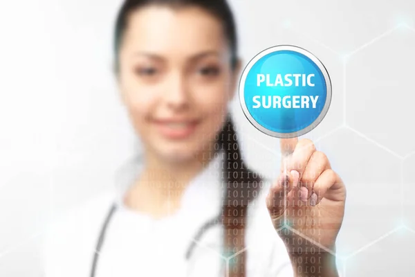Γυναίκας που ωθεί το κουμπί πλαστική χειρουργική στην εικονική οθόνη — Φωτογραφία Αρχείου
