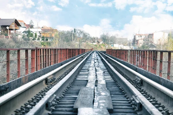 Spoorlijn in de buurt van dorp — Stockfoto