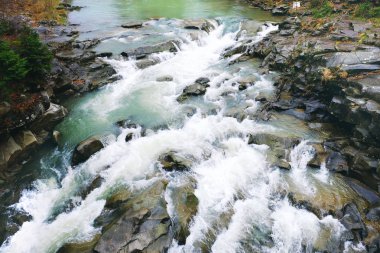 Kayalık yol akan dere