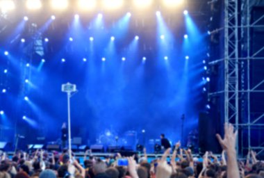 Kalabalık bir açık hava konserinde