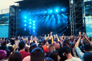 Kalabalık bir açık hava konserinde