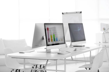 Bilgisayarlı modern ofis
