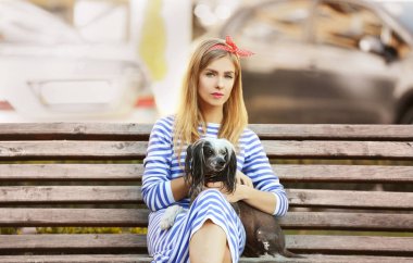 Köpeğiyle birlikte genç bir kadın. 