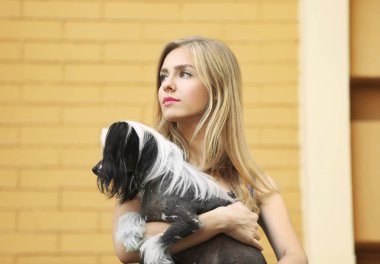 Köpeğiyle birlikte genç bir kadın. 